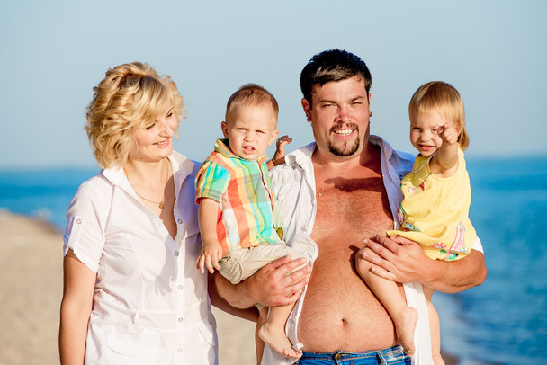 familia feliz en la playa - Foto, Imagen