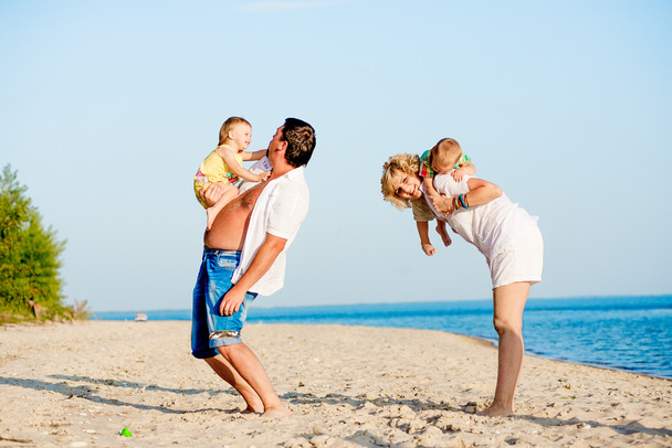 ビーチで幸せな家族 - 写真・画像