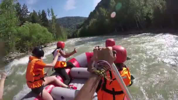 Grupa sześciu ludzi białe wody rafting - Materiał filmowy, wideo