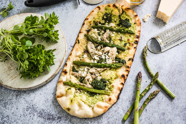 Pizza friss tavaszi zöldségek és fűszernövények - Fotó, kép