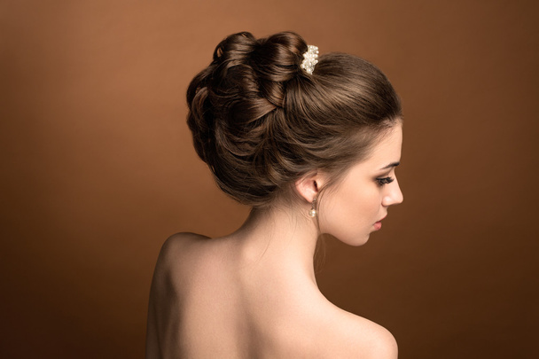 Beautiful sensual brunnete with elegant hairstyle. Wedding acces - Fotoğraf, Görsel