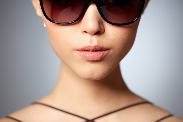 close up of beautiful woman in black sunglasses - Foto, afbeelding