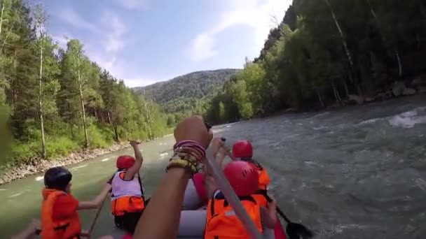 Grupo de seis pessoas rafting de água branca
 - Filmagem, Vídeo