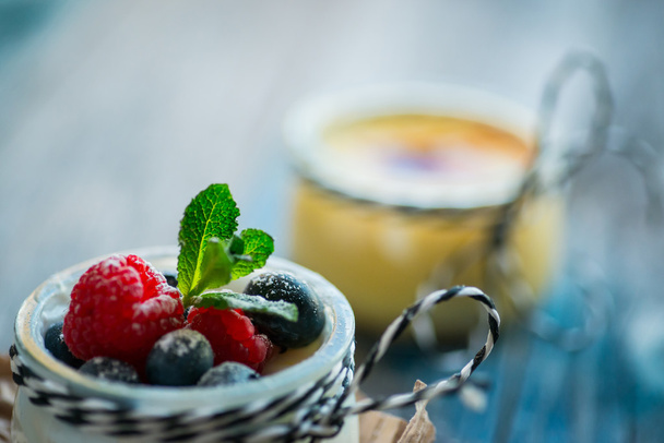 Yogur natural fresco y saludable con bayas en la mesa de madera
 - Foto, Imagen