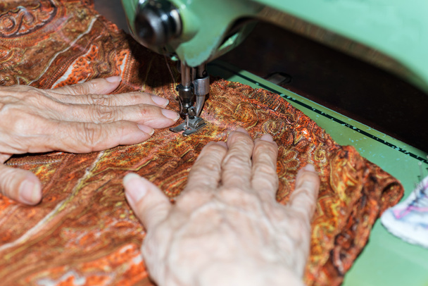 Dressmaker weaving a cushion - Foto, Imagem