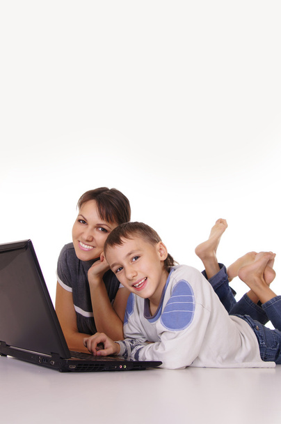 Madre e figlio al computer portatile
 - Foto, immagini