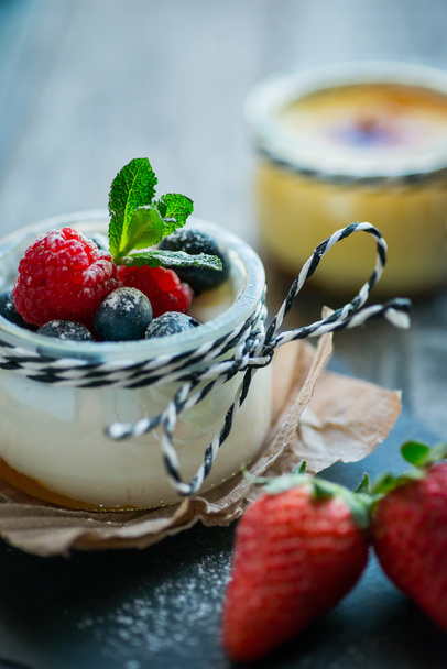 frischer und gesunder Naturjoghurt mit Beeren auf Holztisch - Foto, Bild