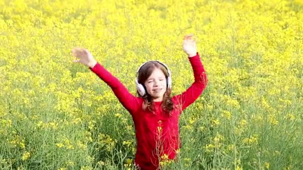 glückliche kleine Mädchen genießen in der Musik  - Filmmaterial, Video