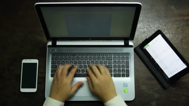 Praca na smartphone tablet w laptopa - Materiał filmowy, wideo