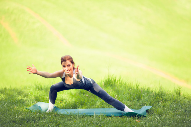 Jonge vrouw doet yoga - Foto, afbeelding