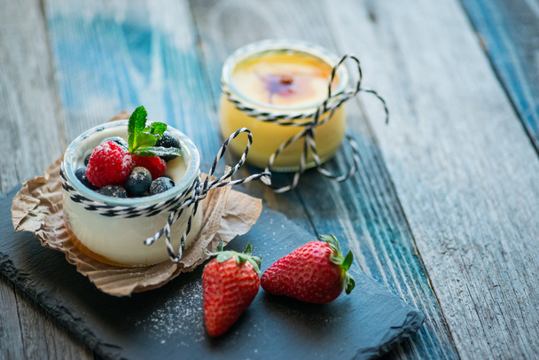 Świeży i zdrowy jogurt naturalny z jagody na drewnianym stole - Zdjęcie, obraz