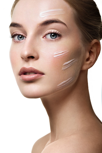 Woman applying facial moisturizing cream - Фото, зображення