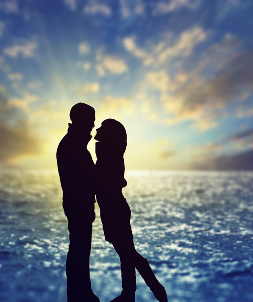 silhouette d'amoureux romantiques avec un coucher de soleil sur fond d'océan
 - Photo, image