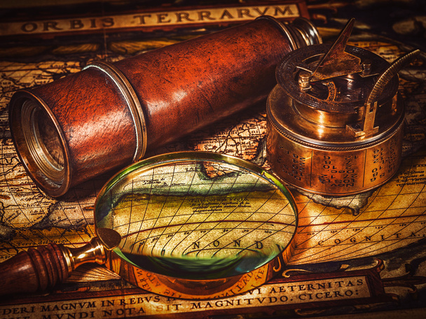 Starý retro kompas na starobylé mapě - Fotografie, Obrázek