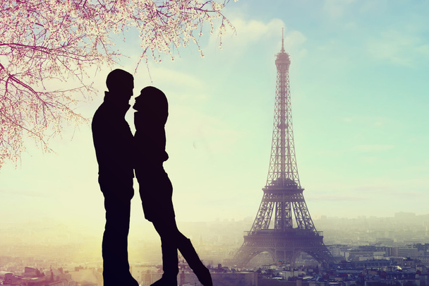 silhouette d'amoureux romantiques avec tour eiffel à Paris avec coucher de soleil
 - Photo, image