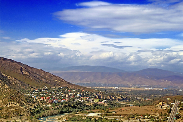 Ωραία θέα από τον προορισμό Κουτάισι και τα βουνά του Καυκάσου (άποψη από Jvari Μονή), γεωργία - Φωτογραφία, εικόνα