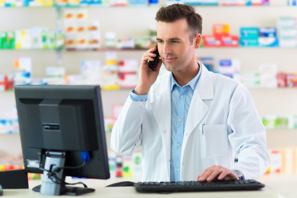 Pharmacist in drugstore - Foto, imagen