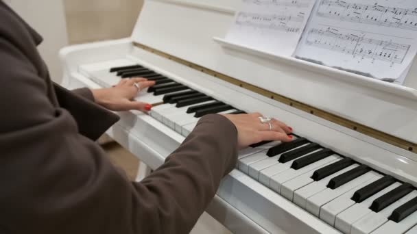 Genç Bayan piyano çalış - Video, Çekim