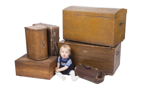 Giovane ragazzo con vecchie valigie e scatole
 - Foto, immagini