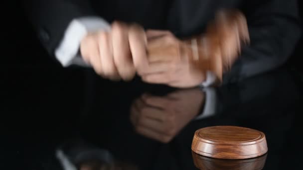 Judge. Referee hammer and a man in judicial robes - Séquence, vidéo