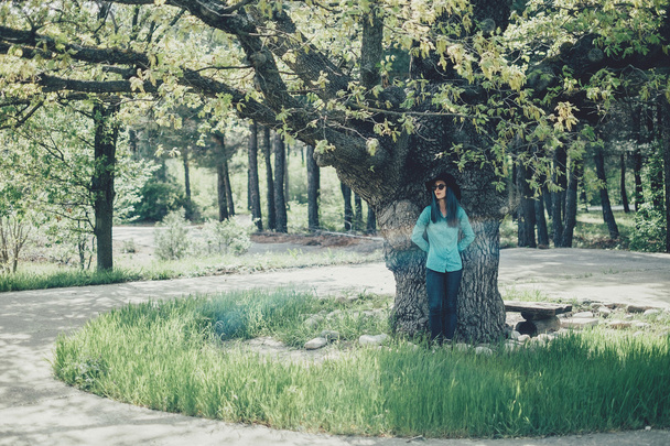nainen lepää puistossa
 - Valokuva, kuva