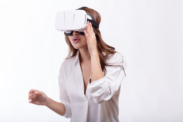 Asian woman in virtual reality headset - Foto, afbeelding