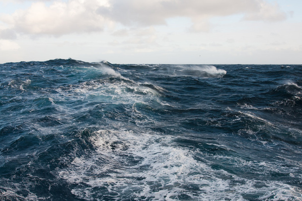 Szeles tengeri hullámok - Fotó, kép