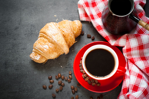 koffie en een croissant - Foto, afbeelding