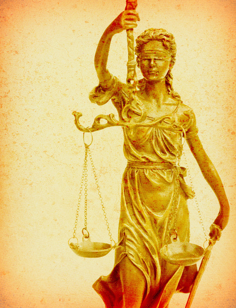 Estátua da justiça sobre papel de fundo antigo, conceito de lei
 - Foto, Imagem