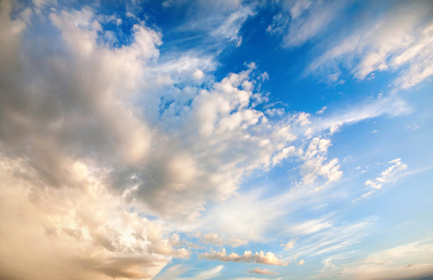 Sininen pilvinen taivas
 - Valokuva, kuva