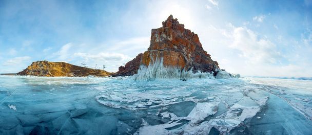 氷とバイカル湖の岩 - 写真・画像