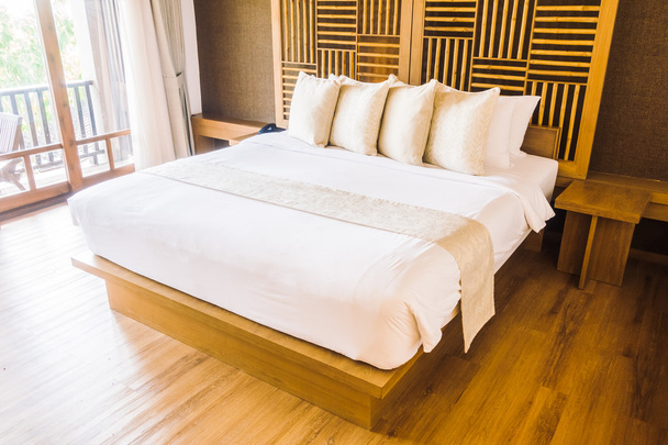 Beaux oreillers de luxe sur le lit
 - Photo, image