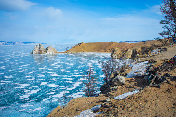Ghiaccio e rocce del lago Baikal
 - Foto, immagini