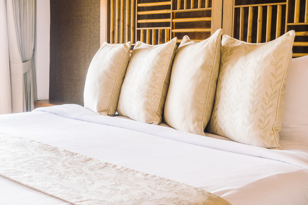 schöne Luxus-Kissen auf dem Bett - Foto, Bild