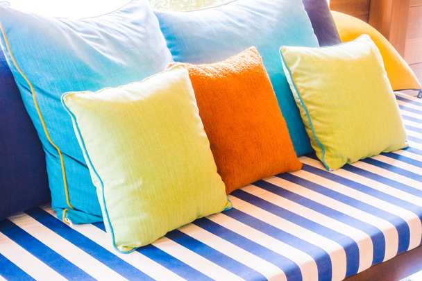 Piękne luksusowe poduszki na kanapie - Zdjęcie, obraz