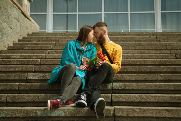  amor pareja sentado juntos en pasos
 - Foto, Imagen