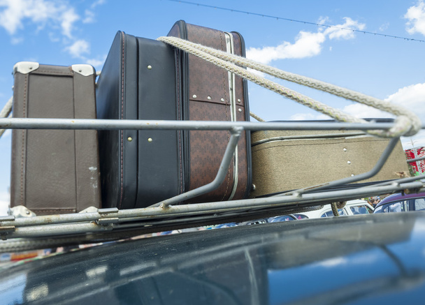 bőröndöket a csomagtartóba az az autó teteje. - Fotó, kép