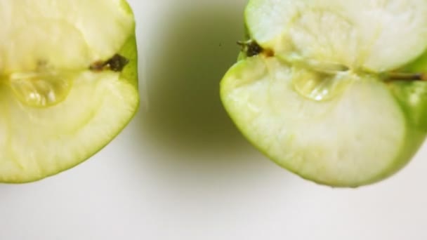 Twee appels helften vallen in de melk - Video