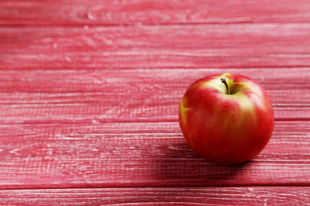 Ripe apple on wooden table - Zdjęcie, obraz