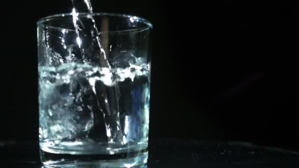 nalévání vody ve skleněném zpomalení - Záběry, video