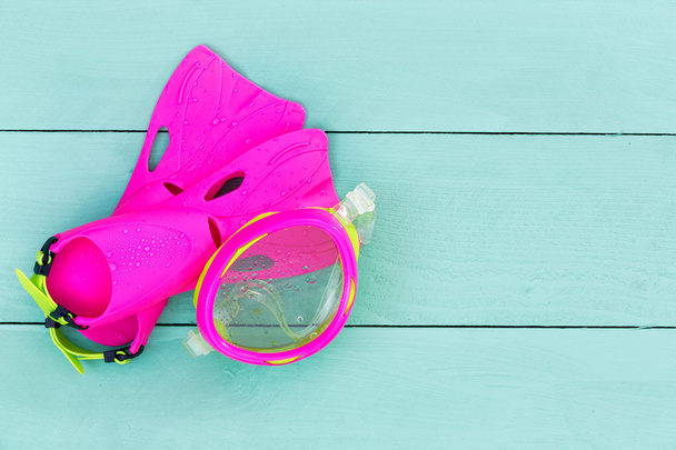 Colorful vibrant pink kids goggles and flippers - Foto, immagini