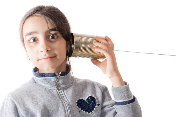 malá holčička hraje na telefonu s jar - Fotografie, Obrázek