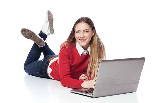 Menina no laptop
 - Foto, Imagem