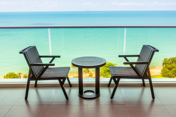 Τραπέζι και καρέκλα με εξωτερικό μπαλκόνι - Φωτογραφία, εικόνα