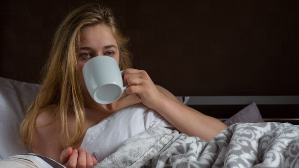 A woman drinking coffee - Foto, Imagem