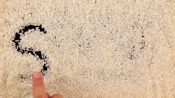 Muži ruka kreslí slovem suši na povrchu rýže - Záběry, video