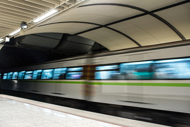 Metro metrô
 - Foto, Imagem