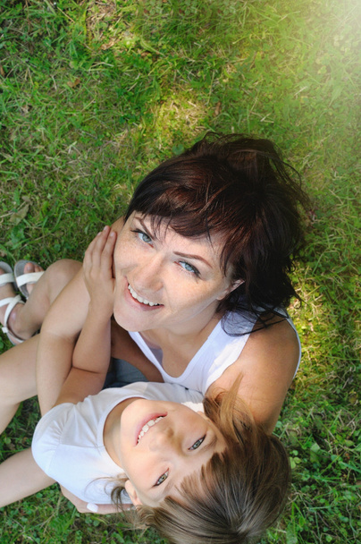 retrato de família de menina feliz e sua mãe se divertindo no g
 - Foto, Imagem