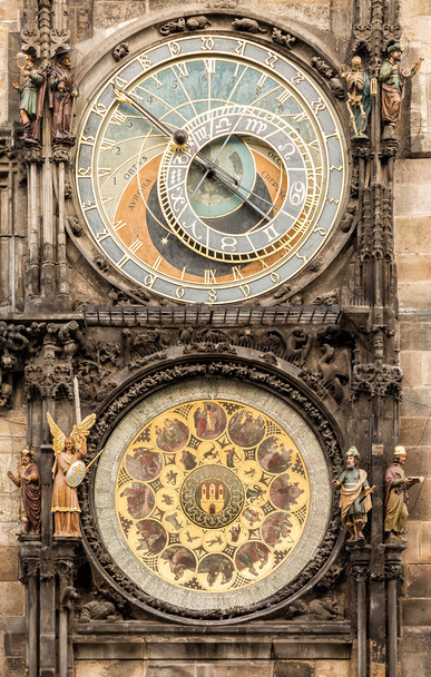 Reloj Astronómico Orloj en la Plaza Vieja de Praga
 - Foto, imagen