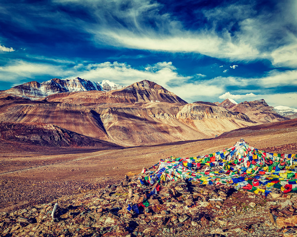 Drapeaux de prière bouddhistes lungta au col de la montagne en Himalaya
 - Photo, image